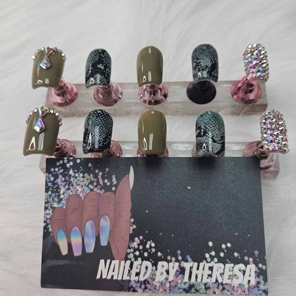 Acrylic press on nails - Picture 1 of 5